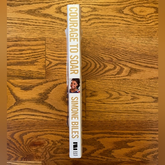 SIMONE BILES - Picture 3 of 3